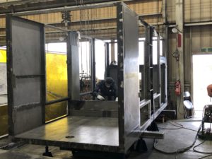 大型発電機の架台フレーム 板金加工品の裏面に補強材として鋼材を溶接
